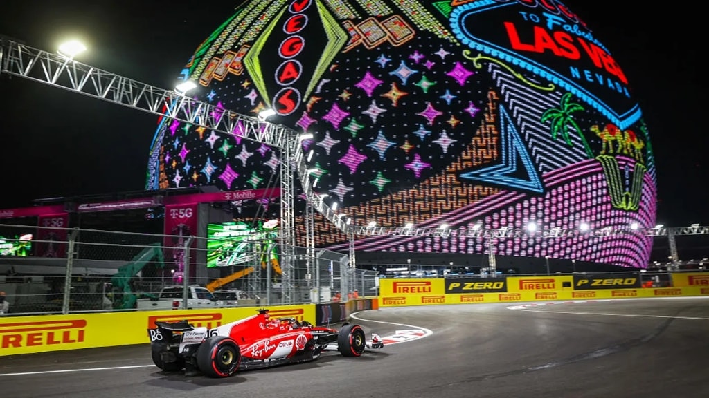 Vegas F1 racing circuit at night